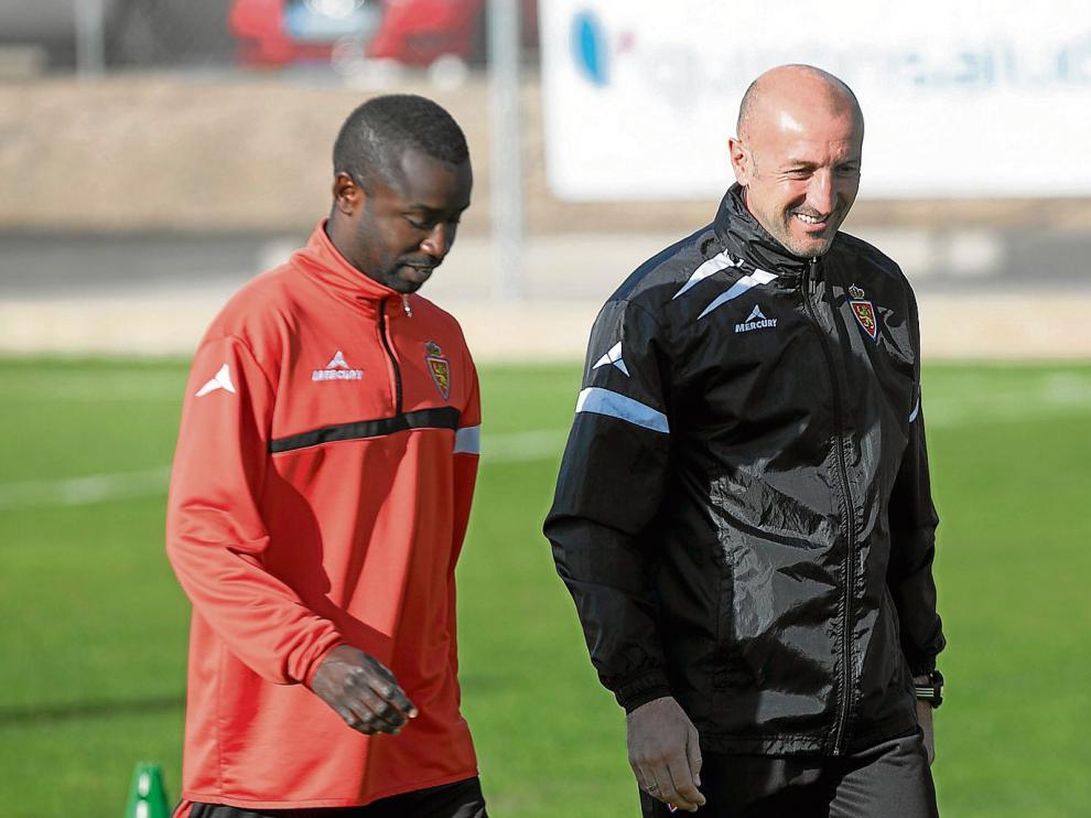 Pape Maly Diamanka acompaña a Popovic a la sesión de vídeo de ayer.