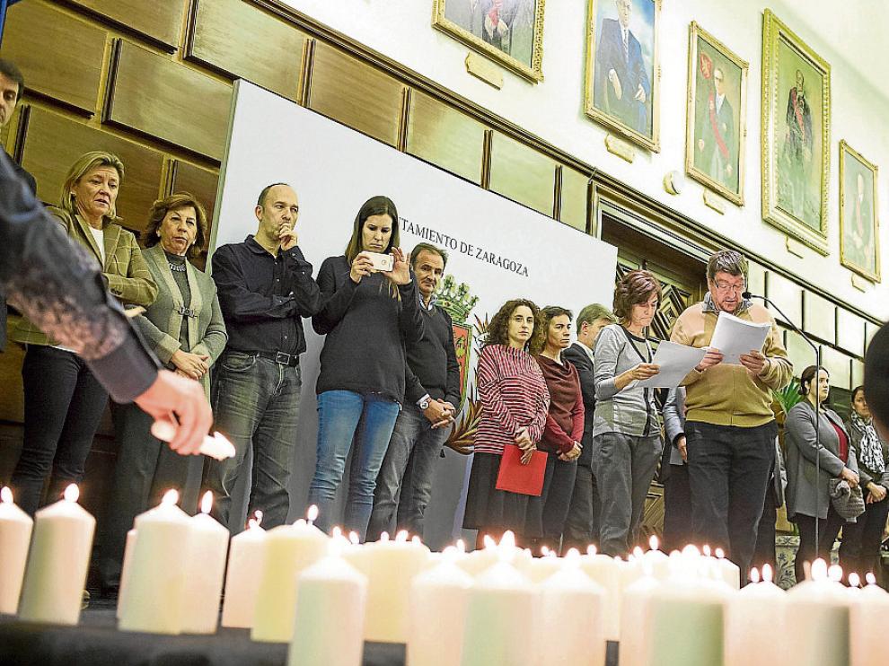 Los asistentes encendieron ayer una vela por cada víctima de la violencia de género.