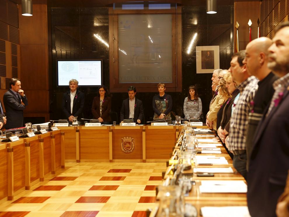 Los concejales de Huesca guardan un minuto de silencio en memoria de las víctimas de la violencia de género