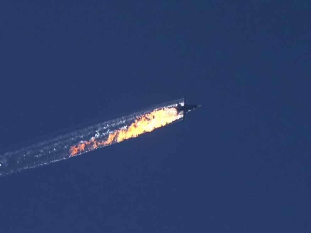 Captura de video facilitada por el canal de televisión HaberTurk que muestra un avión que deja una estela de fuego a medida que cae tras ser derribado