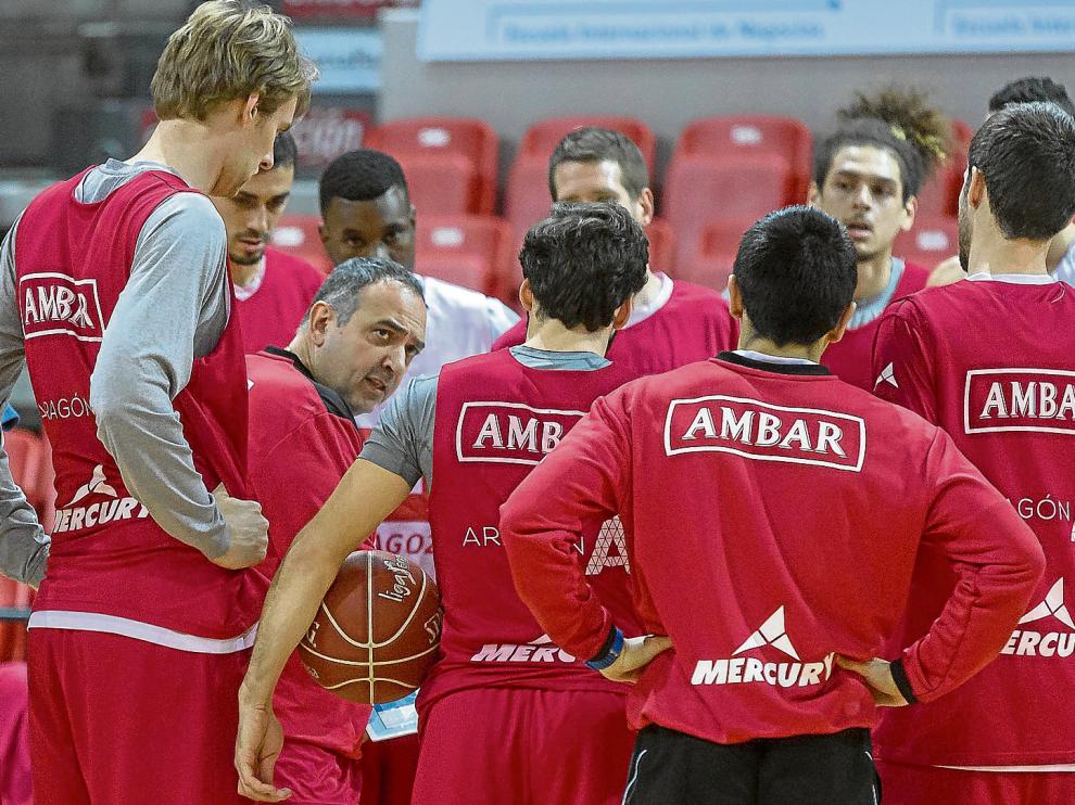Andreu Casadevall, ayer rodeado por todos los jugadores en su primer entrenamiento al frente del CAI Zaragoza.