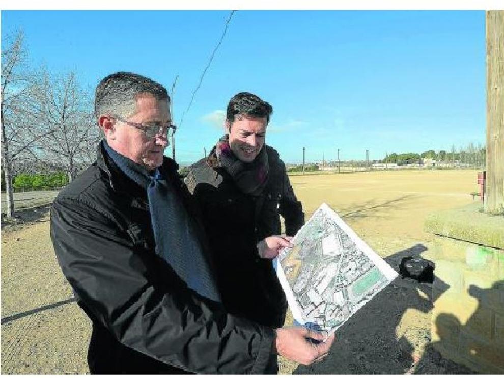 El alcalde Manuel Blasco y el concejal de Fiestas, Javier Domingo, muestran el plano del campin.