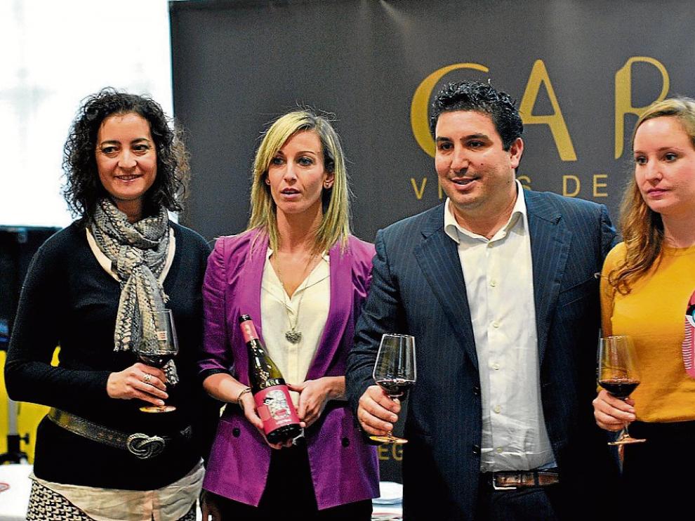 Raquel Díaz, Nazaret Gimeno, Nacho Lázaro e Inés Marco, durante la presentación del vino.