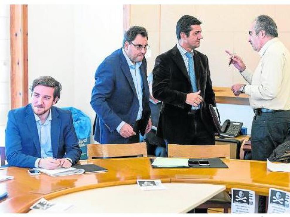 Zarazaga (segundo por la derecha), tras la mesa con carteles de protesta contra Lambán.