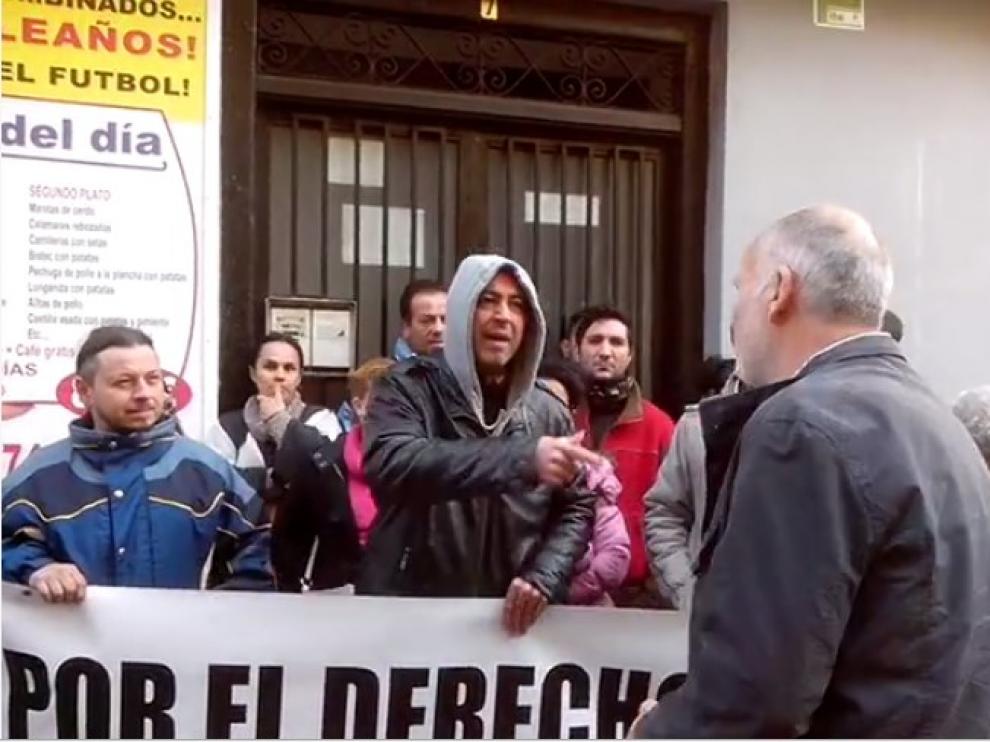 El concejal de Aragón Sí Puede Fernando Justes se encara al propietario de la finca, este jueves en Huesca.