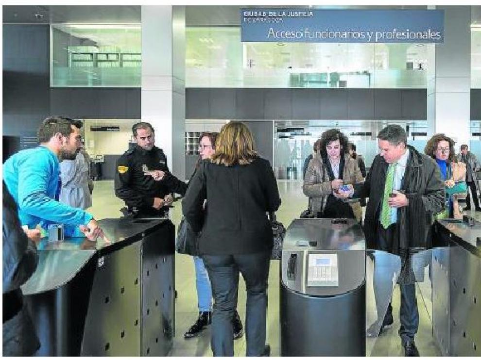 Policías y técnicos de mantenimiento estuvieron pendientes de que todo funcionase bien.