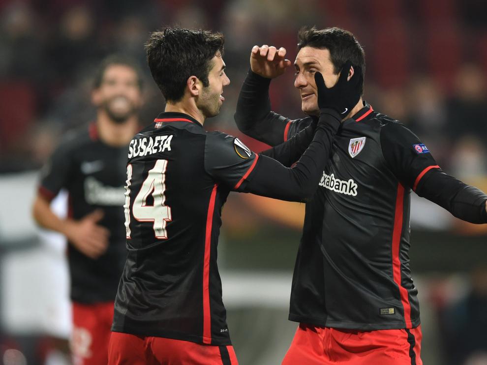 Los jugadores del El Athletic celebran el segundo gol del partido.