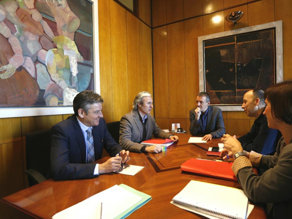 Los representantes de los cinco grupos municipales, reunidos este jueves para hablar de la ley de Capitalidad.
