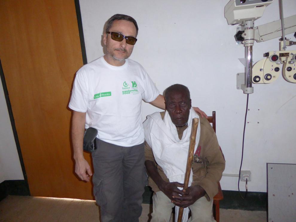 El óptico Enrique Ripoll, natural de la localidad sobrarbense de Torla, con un paciente en el hospital de Dono-Manga (en la República del Chad).