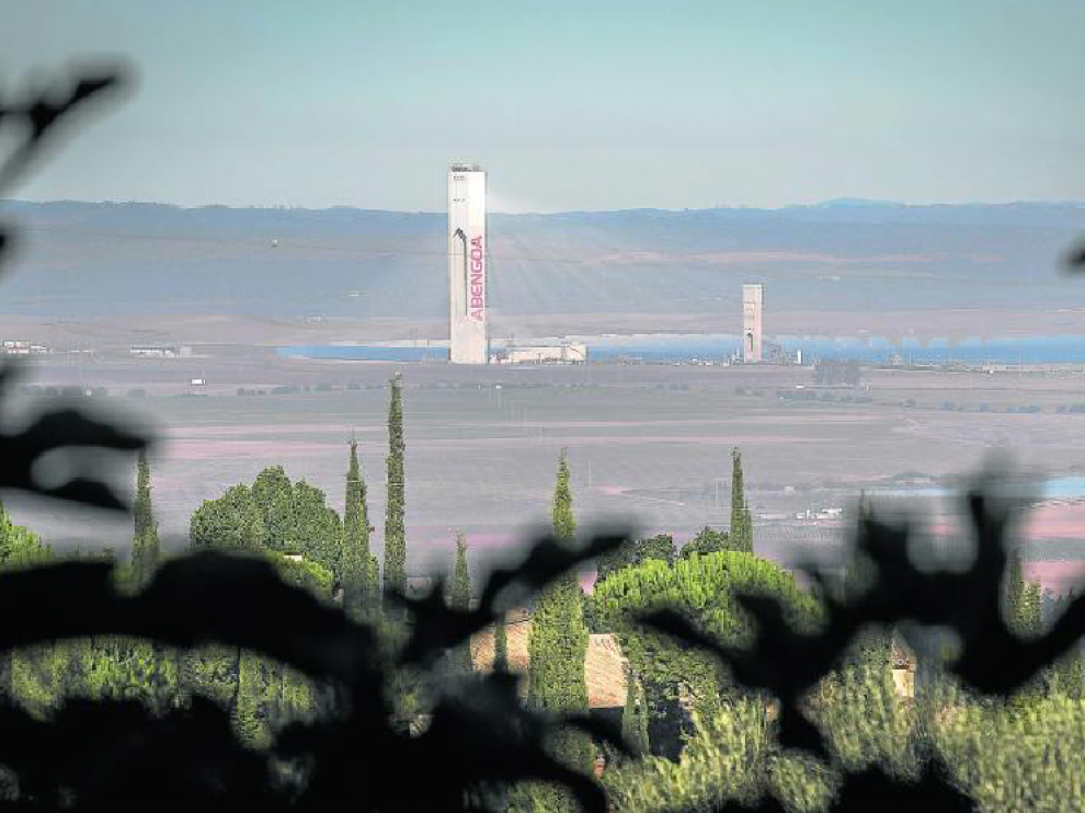 Una de las torres de la plataforma solar Solúcar de la empresa Abengoa en Sanlúcar la Mayor, ayer en Sevilla.