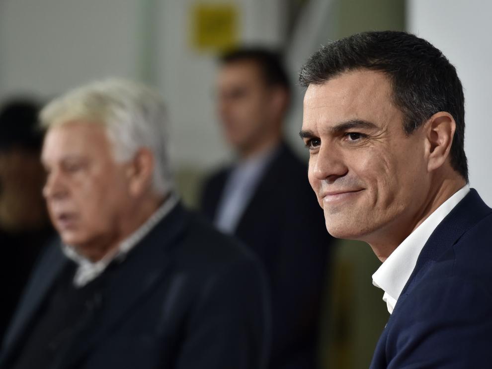 El secretario general del PSOE, Pedro Sánchez, junto a Felipe González.