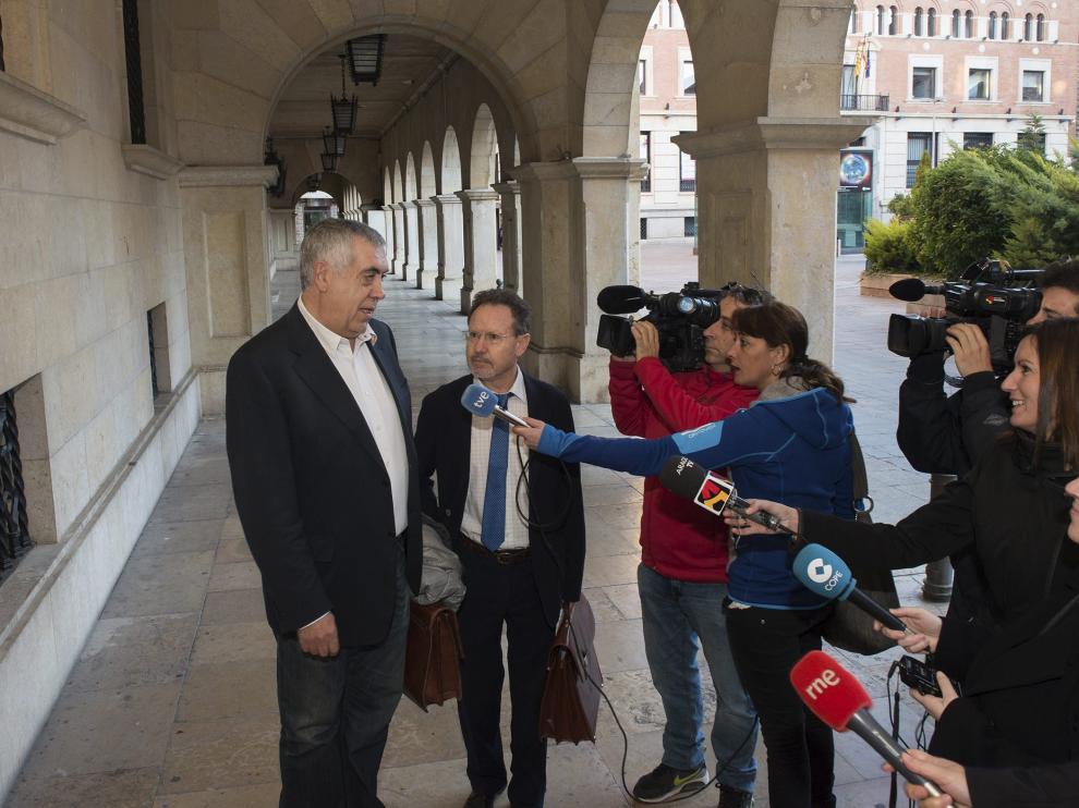 El expresidente de la Diputación de Teruel, el socialista Antonio Arrufat, dimitió el pasado día 10 como delegado territorial de la DGA en Teruel tras haber declarado como imputado ante el juez el día anterior.