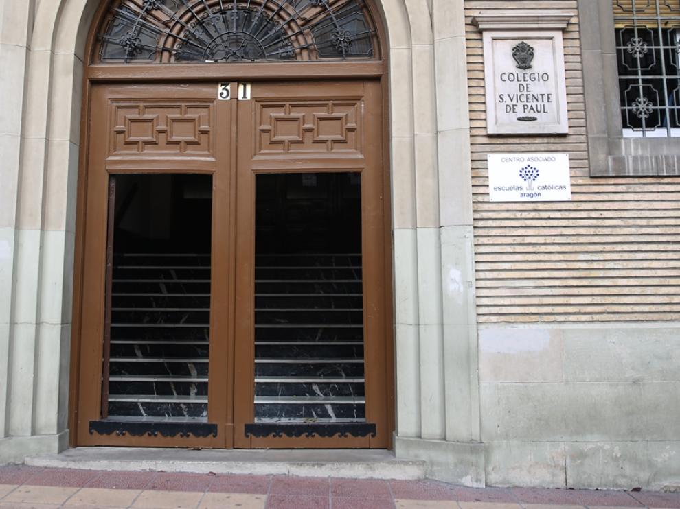 El colegio San Vicente de Paúl es un ejemplo de inaccesibilidad debido a su escalón de entrada seguido de 10 escaleras.