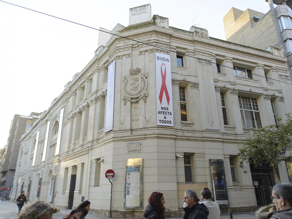 El Teatro Principal luce un lazo rojo para conmemorar el Día Mundial contra el Sida, que se celebra el 1 de diciembre.