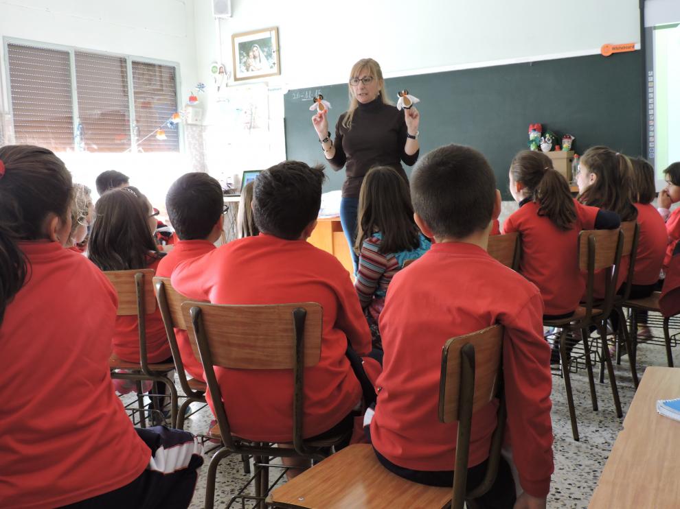 Taller sobre reciclaje y residuos celebrado este jueves en un aula del colegio Santa Ana de Huesca.