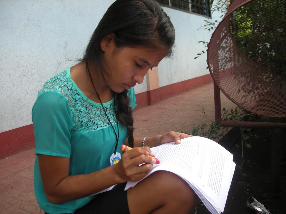 Una alumna en un centro escolar de León (Nicaragua).