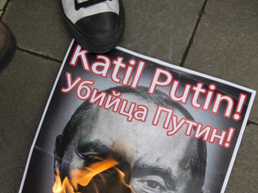 Un manifestante turco quema una foto de Putin.