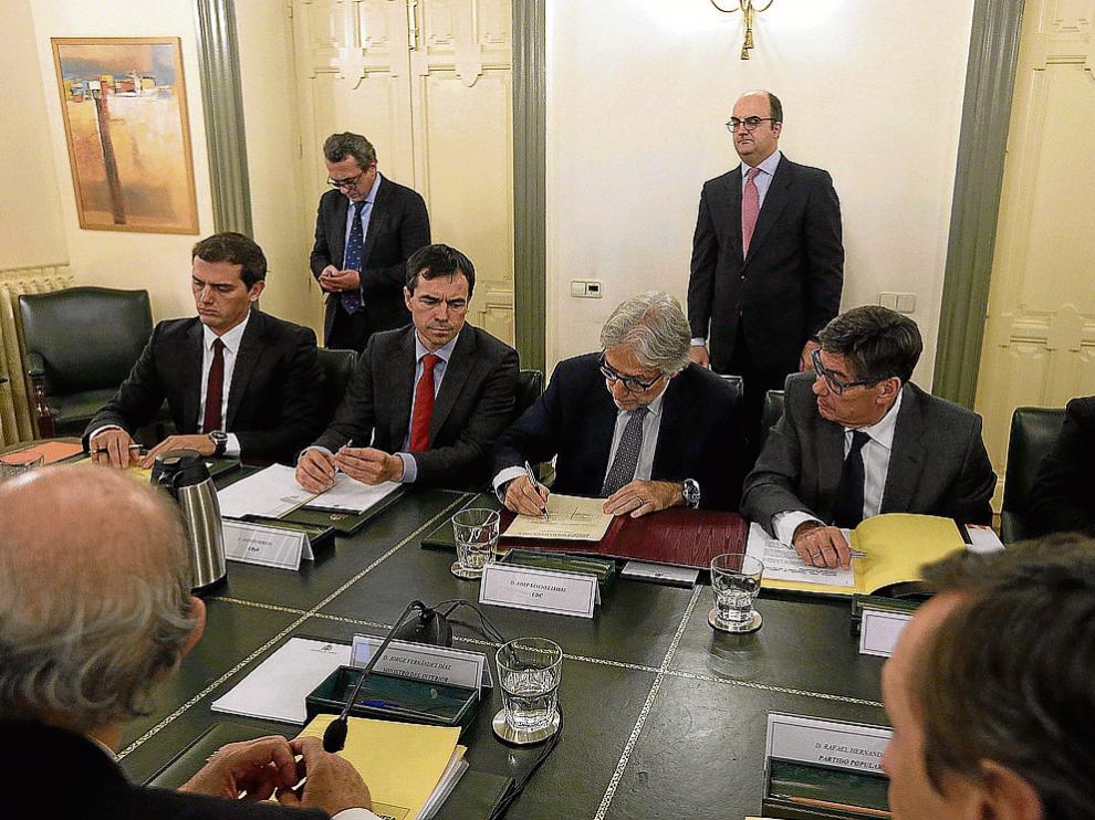 Rivera, Herzog, Sánchez Llibre, Aliaga y Mayoral, durante la reunión del pacto ayer.
