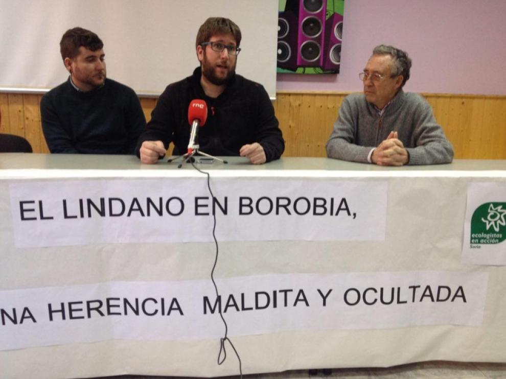 El eurodiputado de Podemos, Miguel Urbán (c), en rueda de prensa.