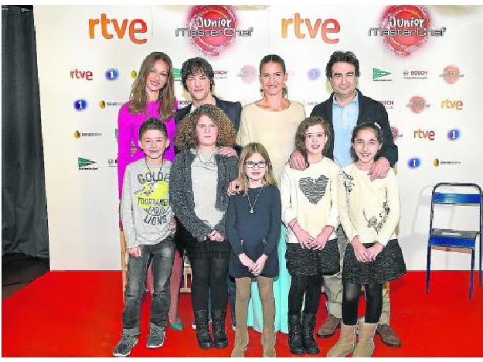 La presentadora Eva González, con el jurado y algunos concursantes del nuevo 'Masterchef junior'.
