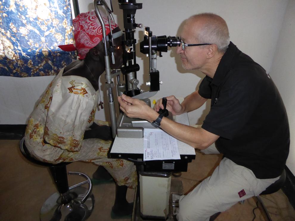 El oftalmólogo Ángel Domínguez, del Hospital Clínico, viaja altruistamente en sus vacaciones para operar en el Chad.