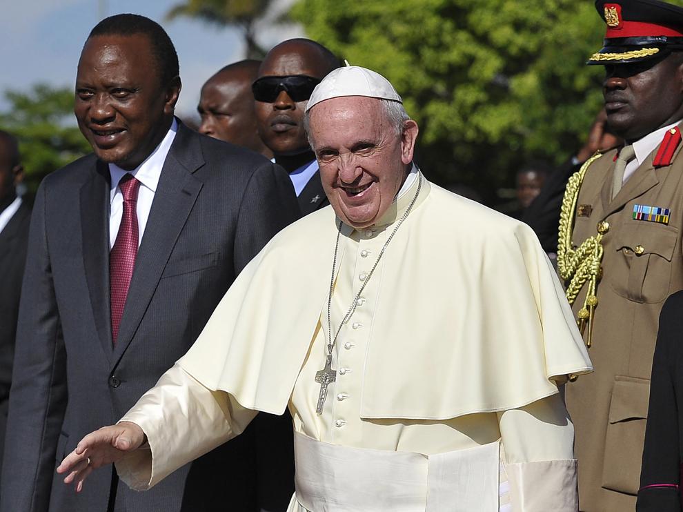 El Papa, acompañado del presidente de Kenia, acude a coger el avión con destino a Uganda.