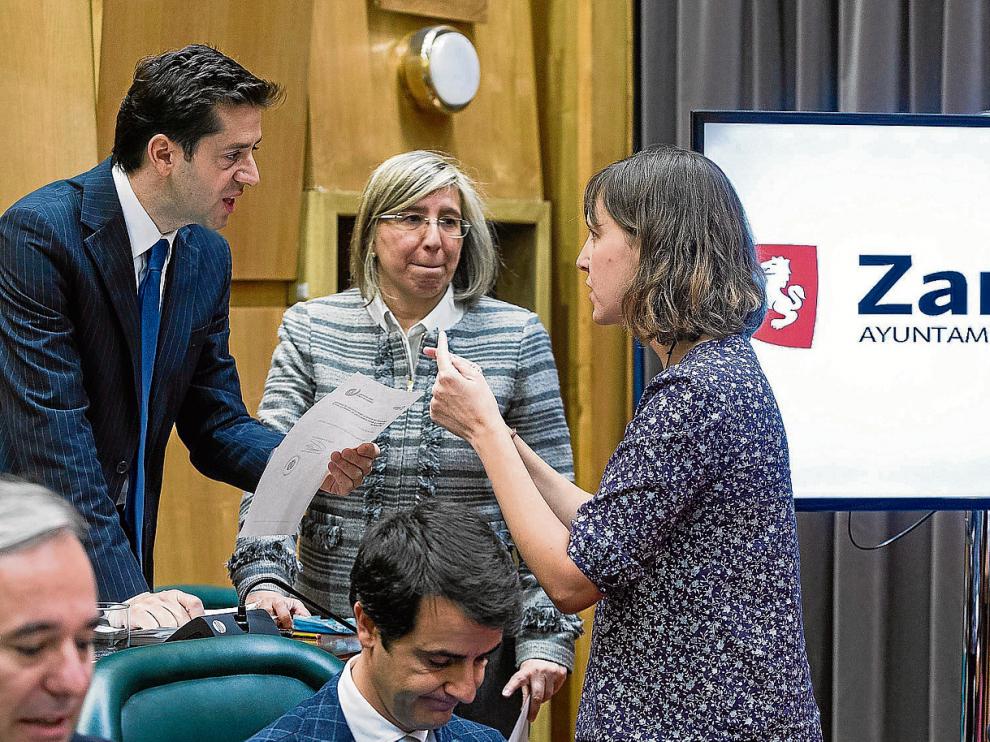 El concejal del PP Sebastián Contín dialoga con la edil de Movilidad, Teresa Artigas, de ZEC, en presencia de Mª Jesús Martínez.