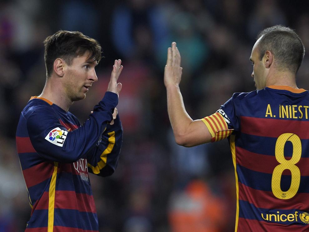 Messi e Iniesta durante el partido.