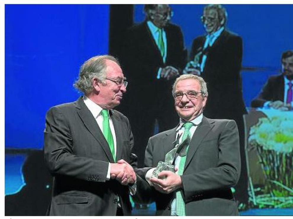 César Alierta (derecha), presidente de Telefónica, recibe el premio de manos de Amado Franco.
