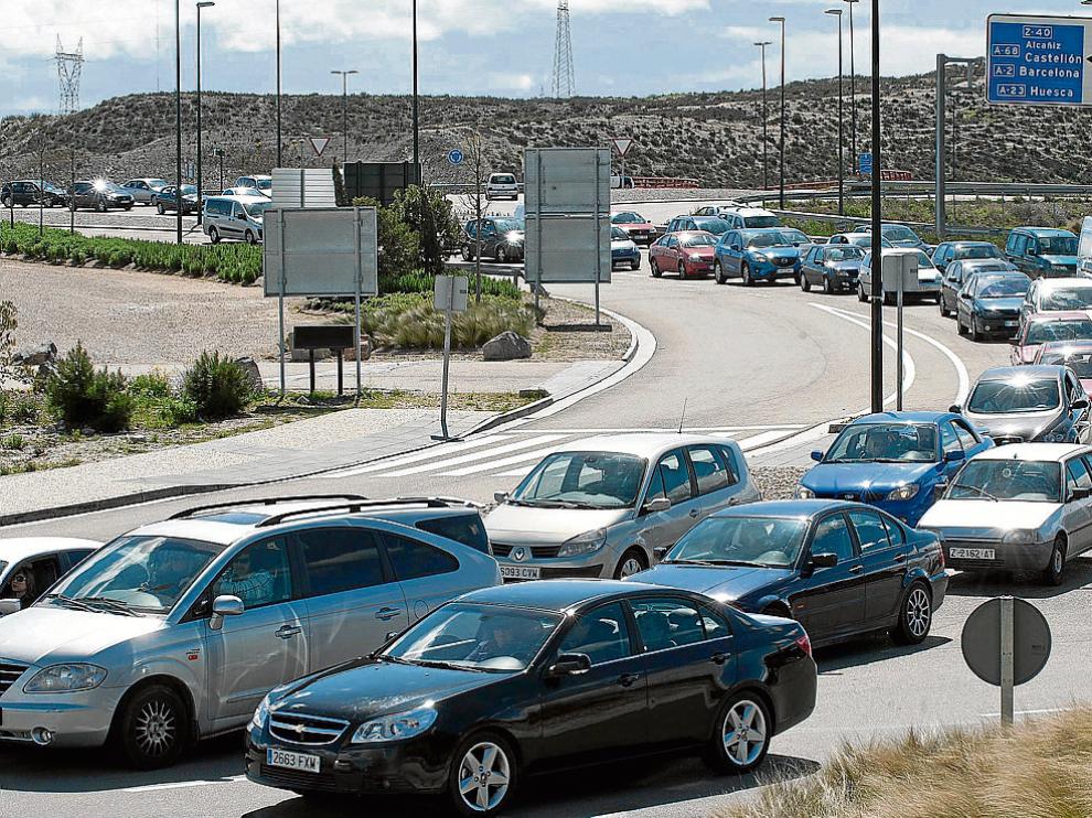 Los mayores problemas se acumulan en la rotonda de entrada al centro comercial.
