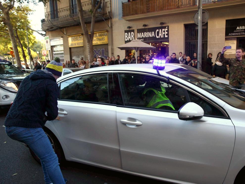 Momento en el que el joven asalta el vehículo policial.