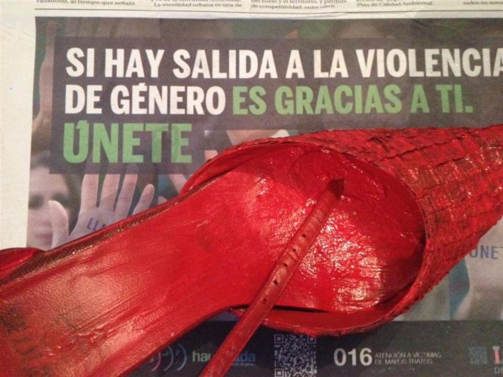 Zapatos rojos contra la violencia de género