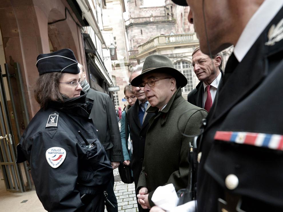 Cazeneuve junto a la policía.