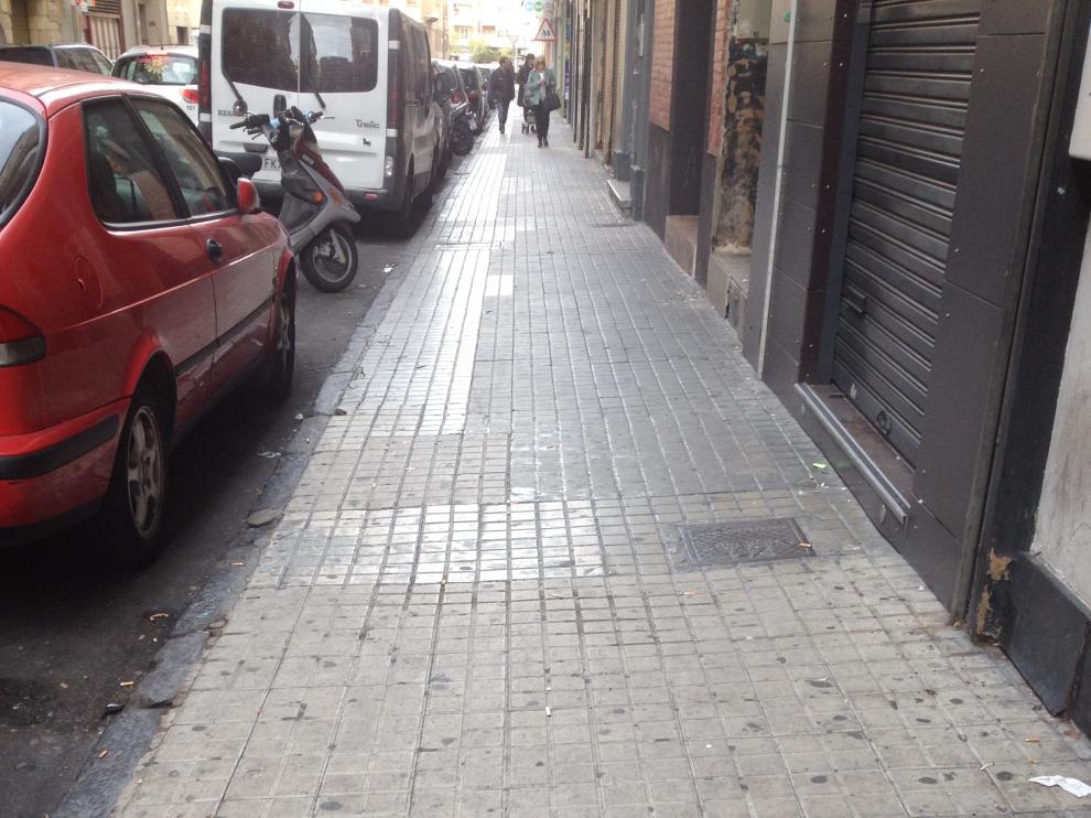 Deterioro que presentan las aceras de la calle María Lostal