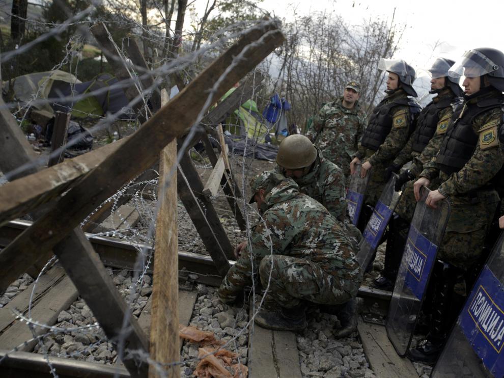 El ejército levanta la valla fronteriza en Macedonia.