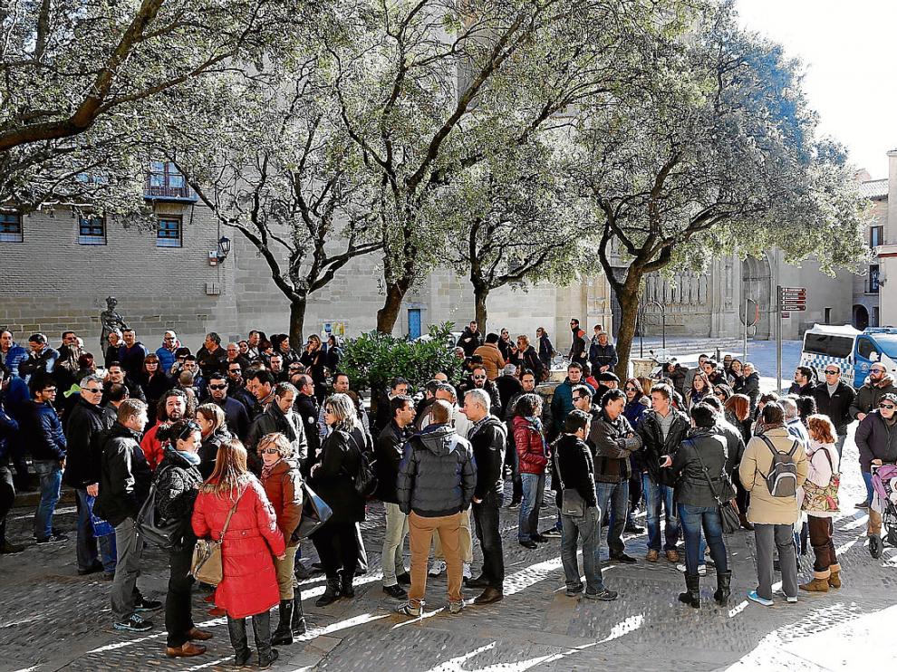 Compañeros y familiares se sumaron a la concentración silenciosa ante el Ayuntamiento.