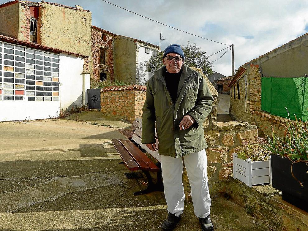 Ángel Comas, el único de los 13 votantes de Salcedillo que vive en el pueblo todo el año.