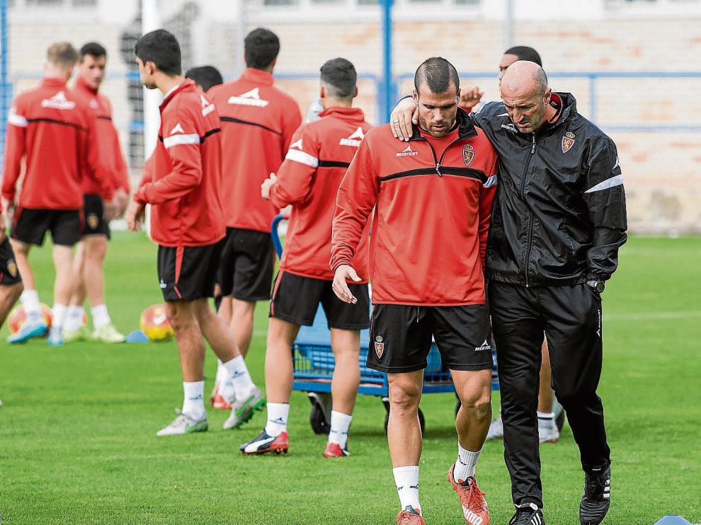 Ranko Popovic charla con el delantero Ortuño durante un entrenamiento de esta semana en la Ciudad Deportiva.