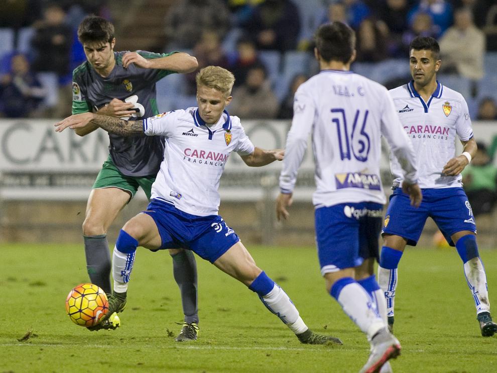 Sergio Gil intenta controlar el balón, junto a Ángel e Isaac