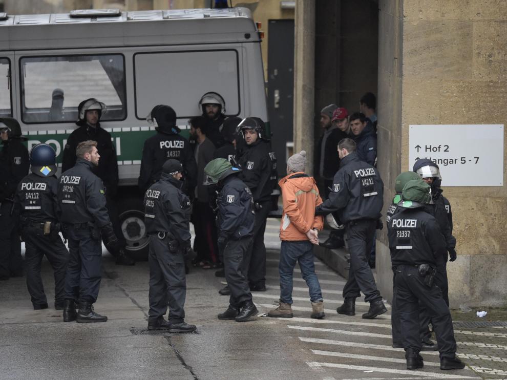 La policía actuando en la pelea del albergue de refugiados de Berlín.