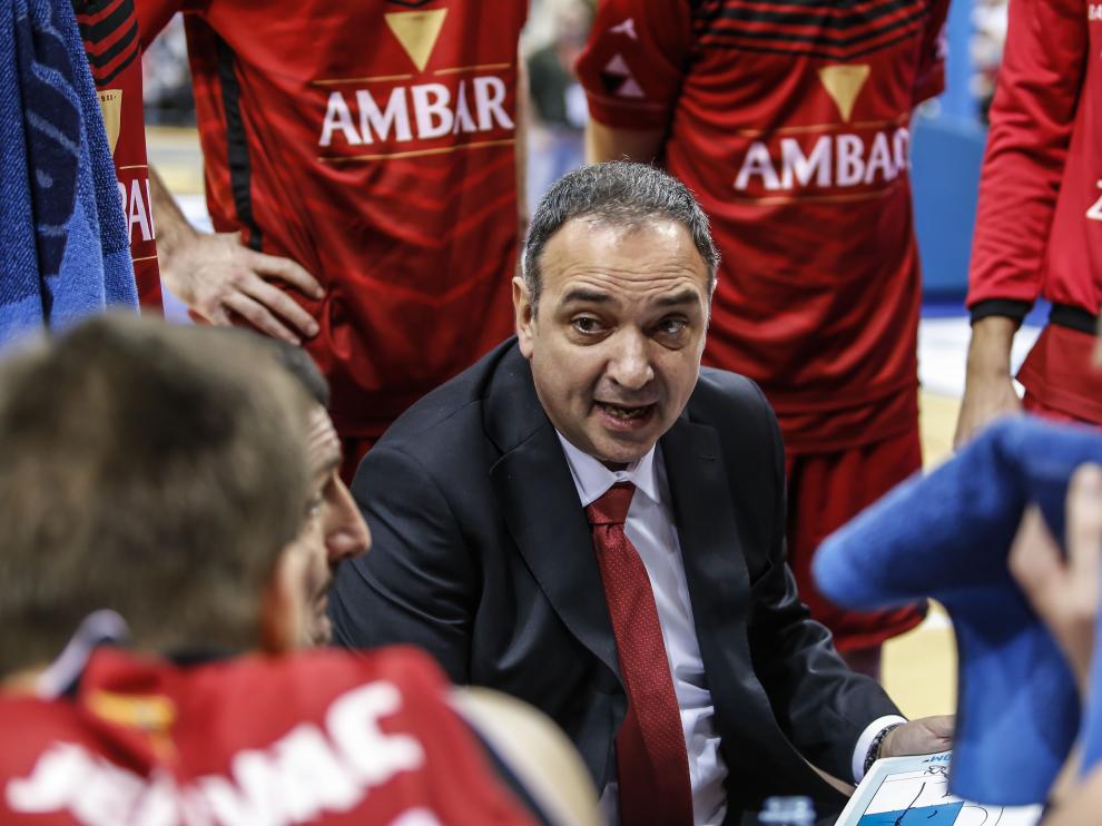 El nuevo entrenador del CAI, Casadevall, da instrucciones a sus jugadores