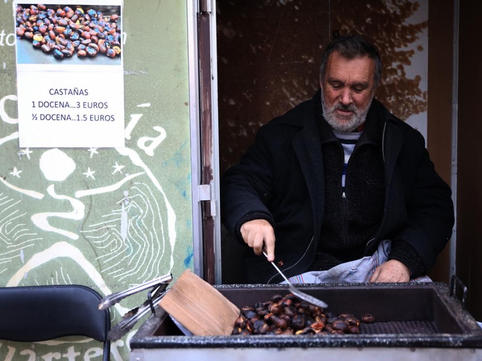 José vendiendo castañas.