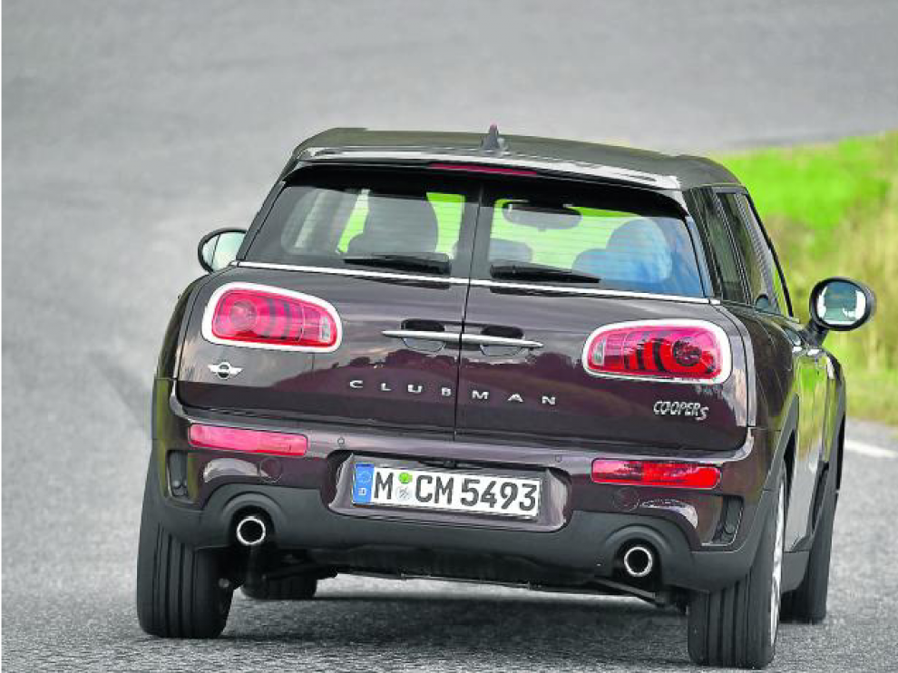 La nueva estética del Clubman se aprecia, sobre todo, en la zaga. Arriba, antena de tipo aleta de tiburón, con luz roja que señala la alarma.