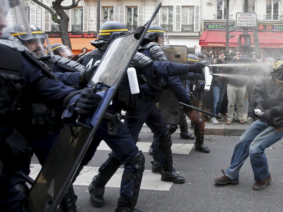 Cargas contra manifestantes en París.