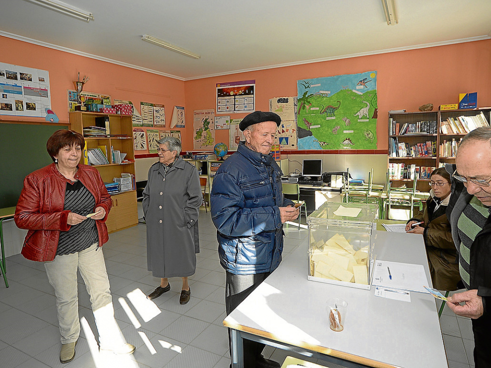 Vecinos de Villaspesa acuden al colegio electoral a votar a su alcalde pedáneo.