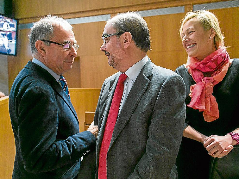Javier Lambán, entre Fernando Gimeno y la consejera de Economía, Marta Gastón.