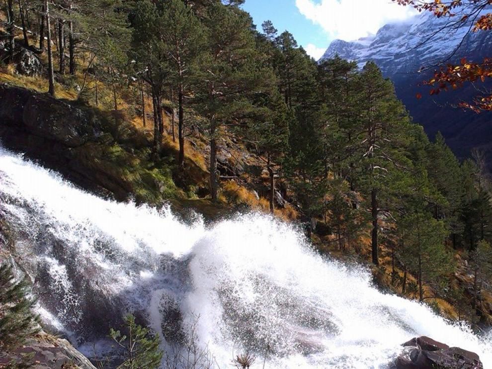 Los pacientes con fibromialgia pueden llegar a reducir a la mitad los días que sufren dolor cuando realizan ejercicios en esos espacios naturales. En la imagen, el valle de Pineta (Aragón).