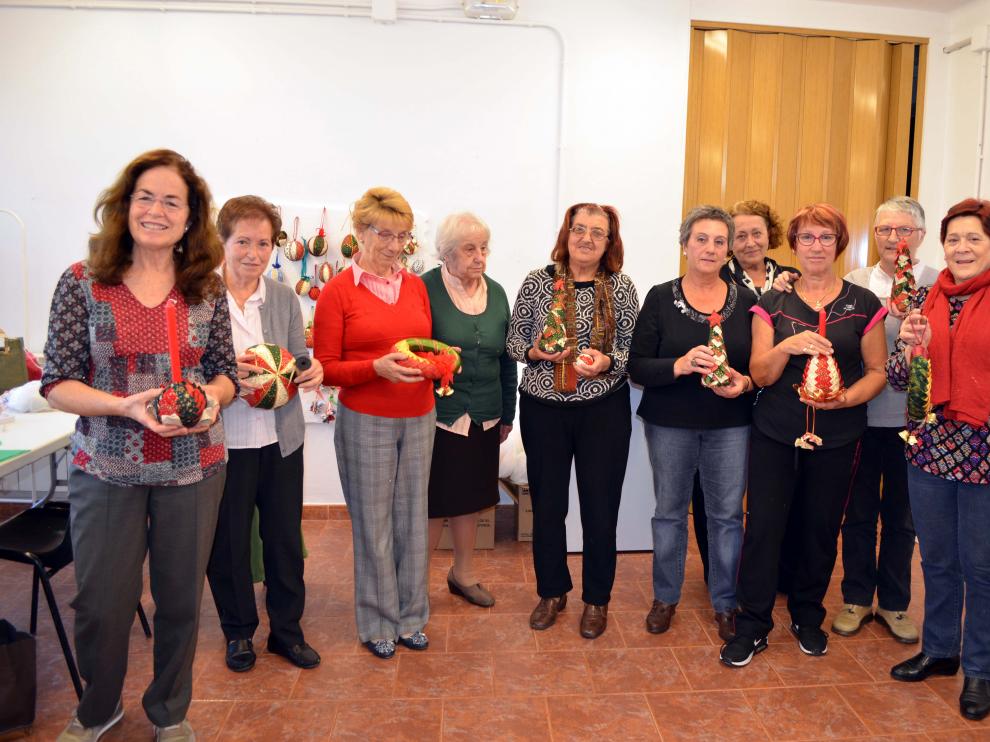 Las mujeres torrellanas llevan semanas realizando los productos.