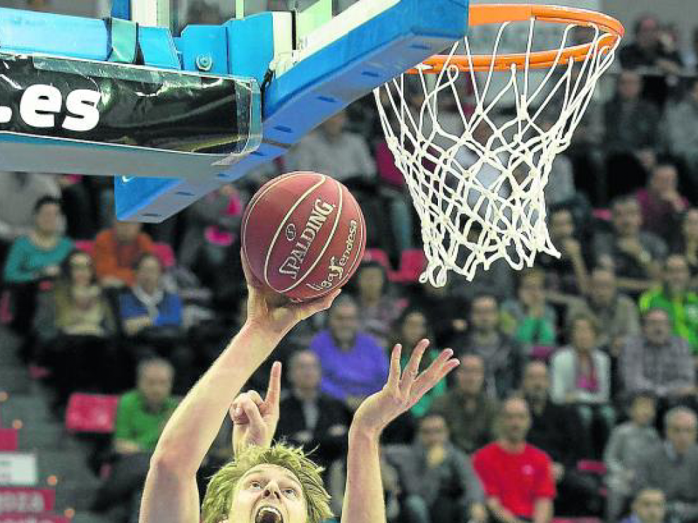 Henk Norel trata de encestar en un partido de Liga Endesa