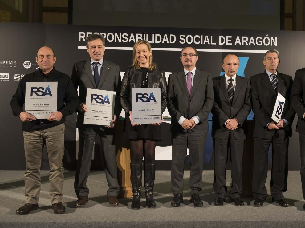 Javier Lambán, Marta Gastón, Ramón Tejedor y los representantes empresariales y sindicales.